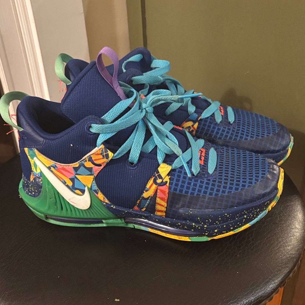 Nike Kids LeBron Witness 7 basketball shoes